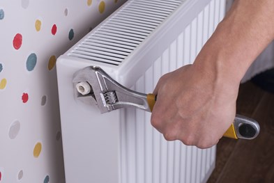 Hand tightening radiator valve